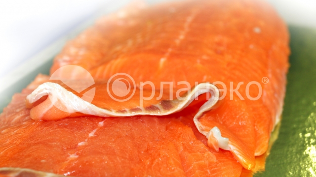 Нарезка малосолёного филе тихоокеанского лосося, замороженный продукт, весовая